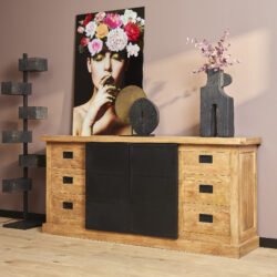 Elegante houten dressoir met zwarte details, perfect voor modern interieur, met decoratie en bloemen voor een stijlvol woonkamer of eetkamer.