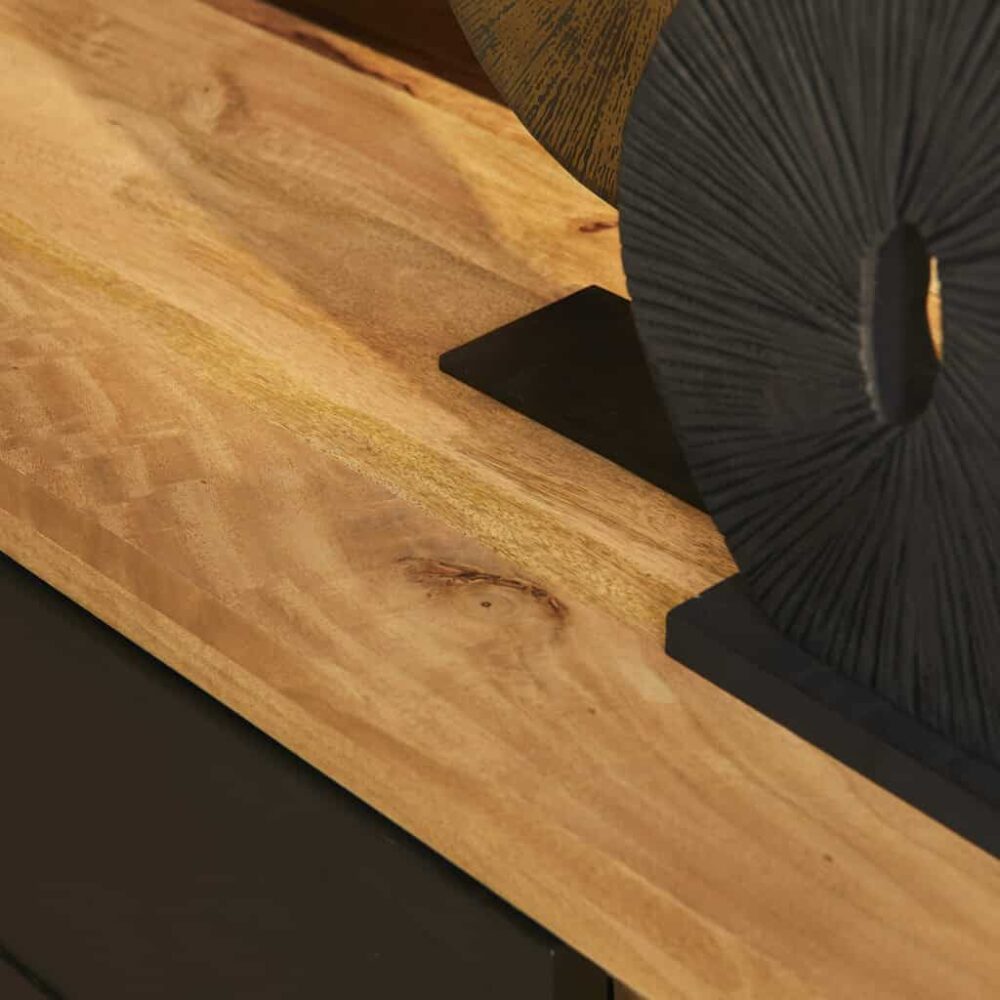 Warm houten tafel met zwart metalen sculptuur, stijlvolle meubelstukken, ambachtelijke houten afwerking, modern ontwerp, natuurhout, woonkamer meubilair, unieke houtnerf, handgemaakt, landelijke uitstraling, design meubelstuk.