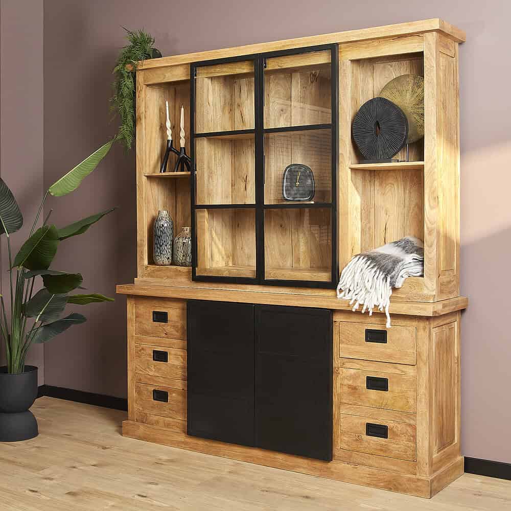 Elegante houten vitrinekast met zwart metalen accenten, perfect voor moderne woonruimtes, gecombineerd met decoratieve accessoires voor aarding en stijl.