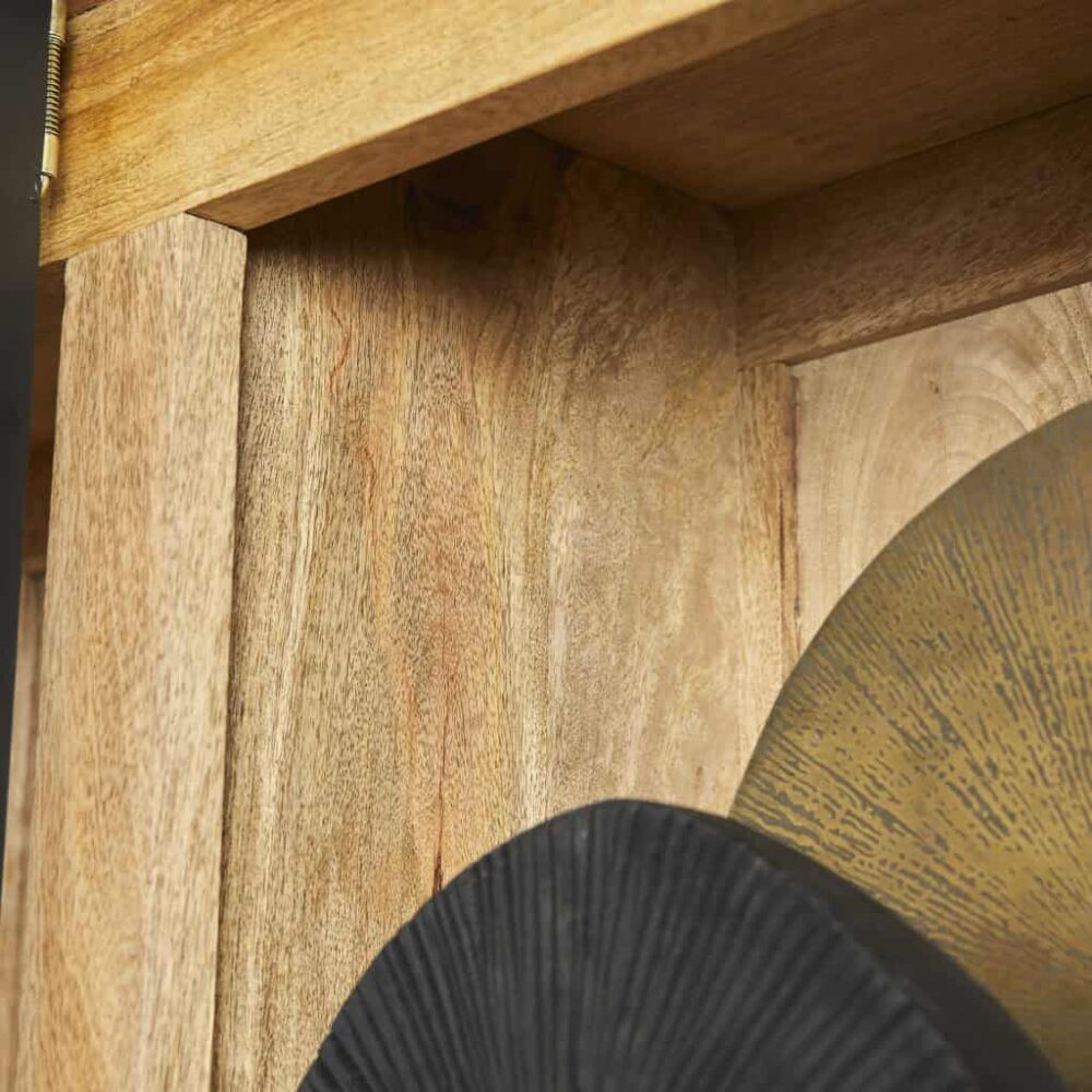 Houten salontafel met natuurlijke afwerking, close-up van massief hout en gedetailleerde houtnerf, perfect voor een warme en rustieke woonkamerstijl.