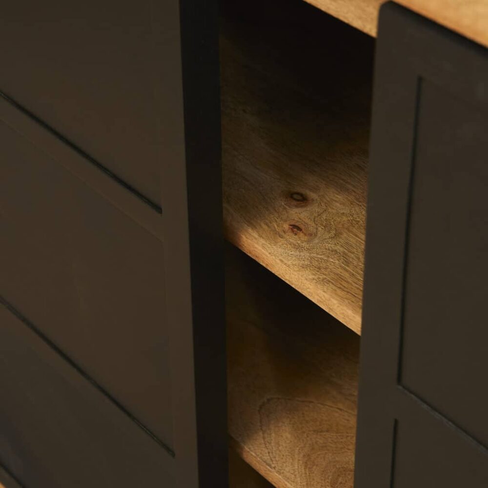 Eikenhouten meubelen met moderne opbergladen, hoogwaardige afwerking en strakke design, perfect voor een elegante woon- of slaapkamer.