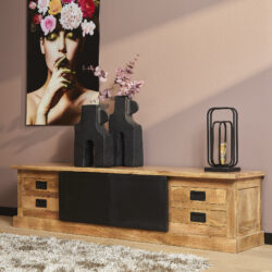 Hoogwaardige houten tv-meubel met zwart metalen details, perfect voor moderne interieurinrichting en opbergruimte, gecombineerd met decoratieve vazen en lampen.