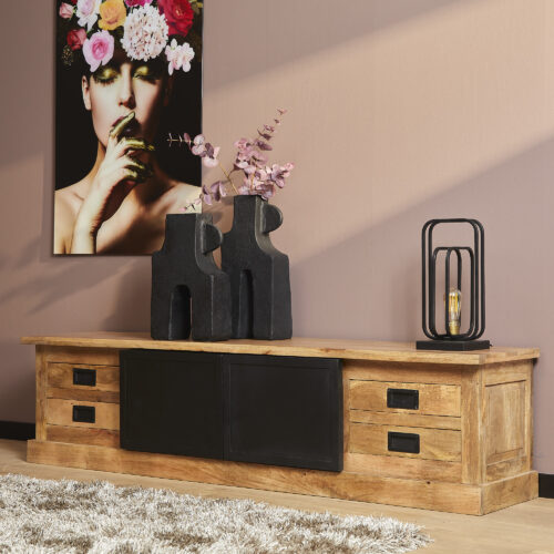 Hoogwaardige houten tv-meubel met zwart metalen details, perfect voor moderne interieurinrichting en opbergruimte, gecombineerd met decoratieve vazen en lampen.