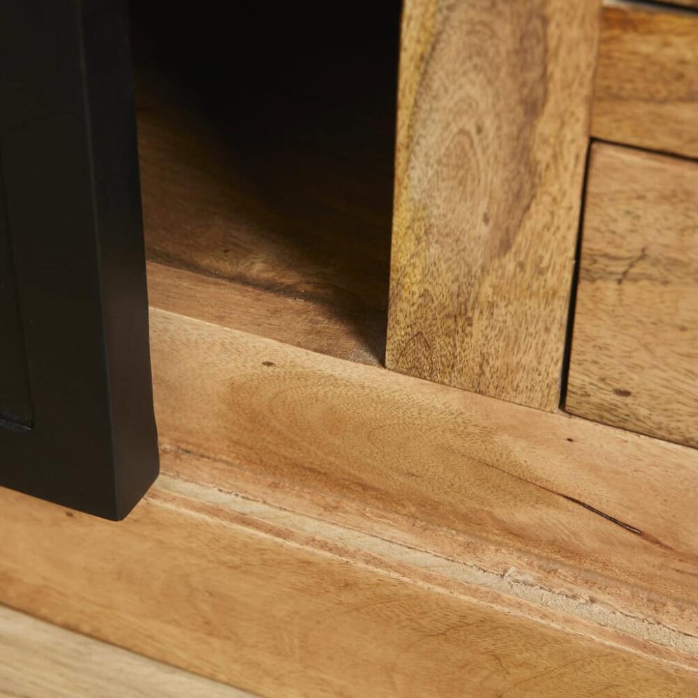 Design houten meubel met zwarte metalen details, ambachtelijk vakmanschap en duurzame materialen. Perfect voor een stijlvolle, moderne inrichting die comfort en functionaliteit combineert.