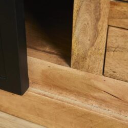 Design houten meubel met zwarte metalen details, ambachtelijk vakmanschap en duurzame materialen. Perfect voor een stijlvolle, moderne inrichting die comfort en functionaliteit combineert.