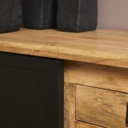 Strak houten meubel met zwart metalen detail, modern en functioneel design, perfect voor een elegante en praktische inrichting.