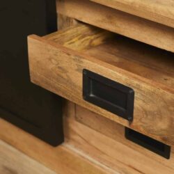 Hoogwaardige houten meubel lade met zwart metalen labelhouder, vakmanschap en natuurlijke afwerking.