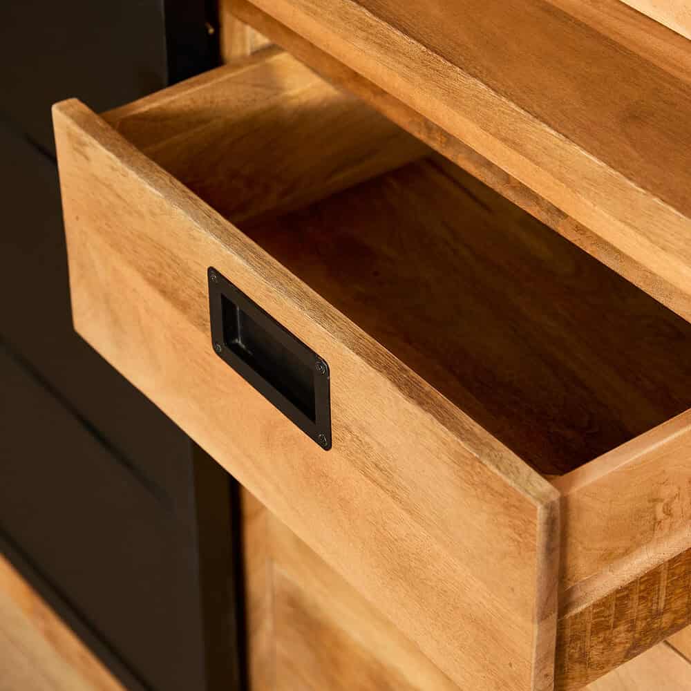Massief houten lade van Mokana meubelen met zwart metalen handgreep, ambachtelijk vakmanschap en natuurlijke houtafwerking voor een warme uitstraling.
