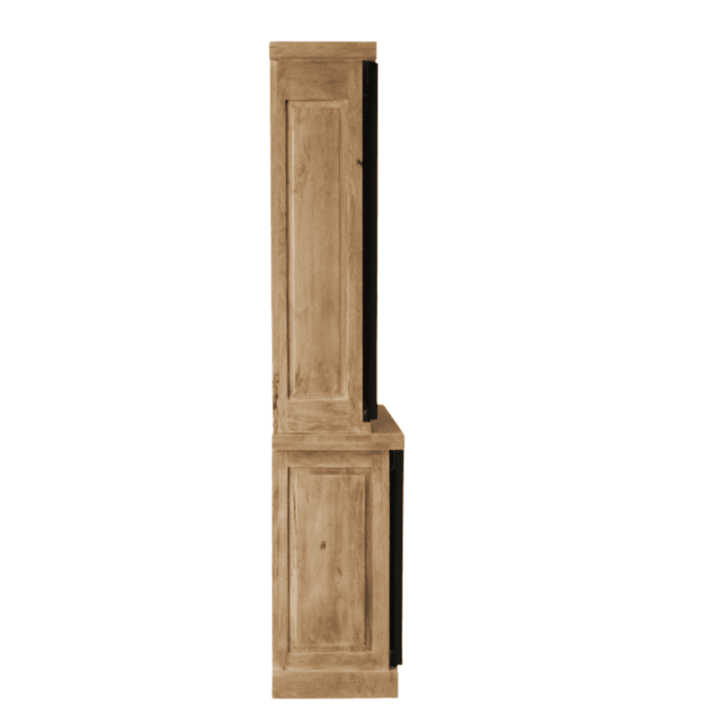 Robuuste houten wandkast met zwart metalen details, perfect voor landelijke interieurstijlen.