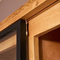 Rook houten meubel met zwart metalen detail en schroef, close-up, houten meubelgeheugen, modern design hout, hoogwaardig vakmanschap, massief hout, degelijke constructie, meubelmontage, designmeubels, meubelonderdelen, Boerderijstijl.