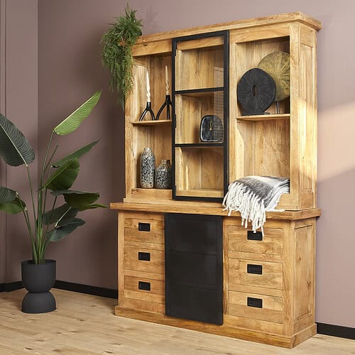STF-7105 Natuurlijke houten meubelkast met zwart metalen details en decoratieve accessoires, ideaal voor een moderne en gezellige woonkamer.