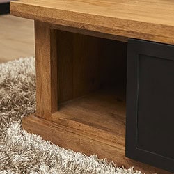 Massief houten salontafel met zwart metalen lade, landelijk industrieel woonmeubel, natuurlijke hout uitstraling, modern design, goede kwaliteit meubelen, houten salontafels, Mokana meubelen, duurzame woondecoratie, landelijke stijl woonkamer, rustieke houten meubels.