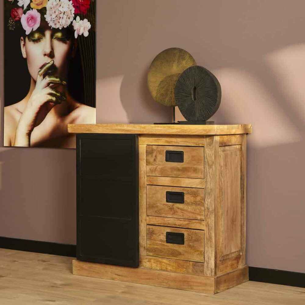 Rustieke houten commode met zwart metalen details, vintage meubels voor in de woonkamer of slaapkamer.