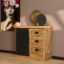 Rustieke houten commode met zwart metalen details, vintage meubels voor in de woonkamer of slaapkamer.