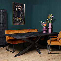 Elegante eettafel van zwart lengen hout met modern zwart metalen onderstel, gecombineerd met oranje velvet bank en stoel, sierlijke bloemenvazen en vibrerende muurkunst voor een stijlvolle interieurlook.
