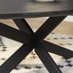 Elegante houten tafel met zwarte metalen poten, modern design en robuuste constructie – perfect voor een stijlvolle eethoek of kantoorruimte.