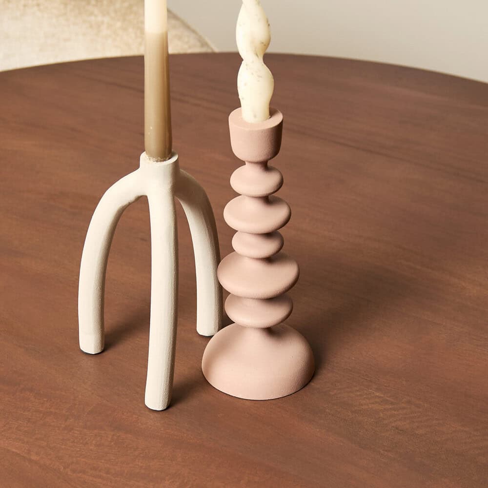 Unieke keramische kandelaars met stijlvolle, organische vormen en aardetinten, geschikt voor een moderne en natuurlijke interieurstijl. Perfect voor sfeervolle decoraties en meubelaccessoires van Mokana Meubelen.