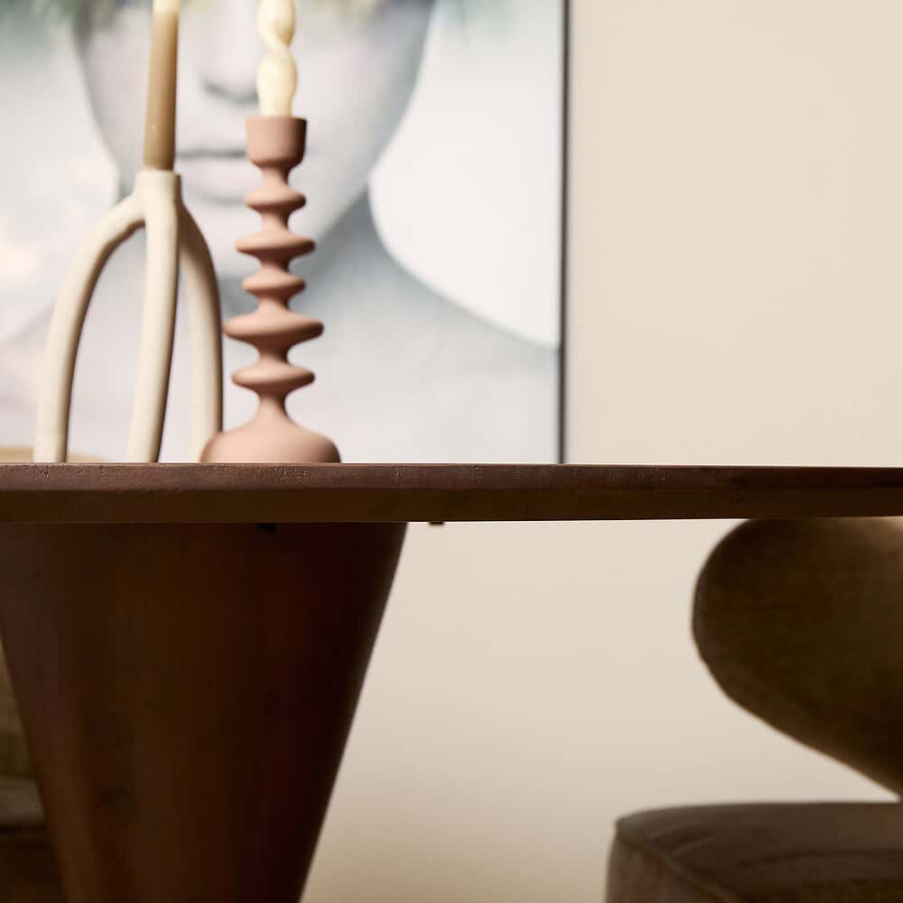 Modern houten salontafel met elegante design, passend bij Scandinavisch interieur en luxe woonstijl.