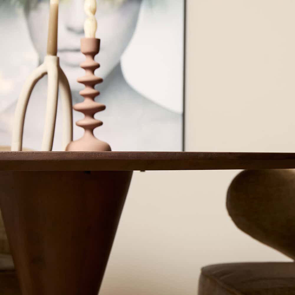 Elegante houten salontafel met mooie details en natuurlijke afwerking, passend in diverse interieurstijlen, gecombineerd met moderne accessoires voor een stijlvol woondecor.