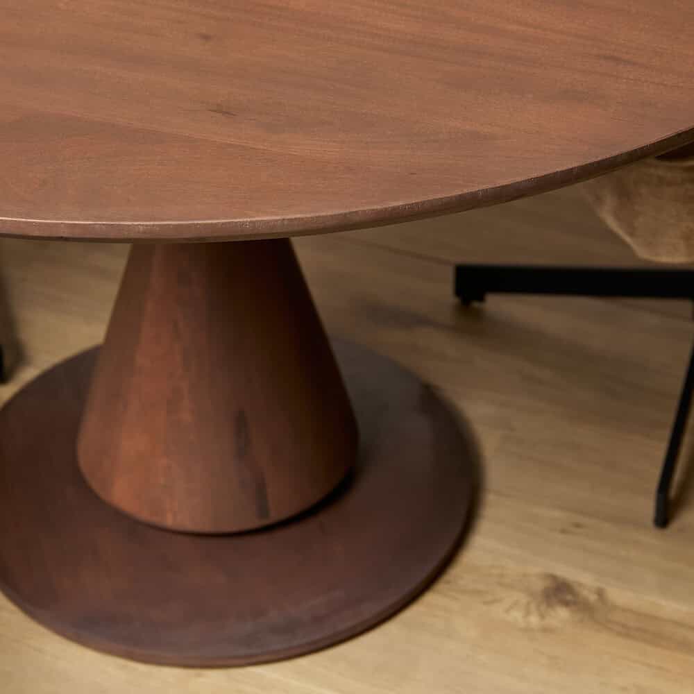 Robuuste houten eettafel met conisch onderstel, perfect voor moderne en landelijke interieurs, vervaardigd door Mokana Meubelen.