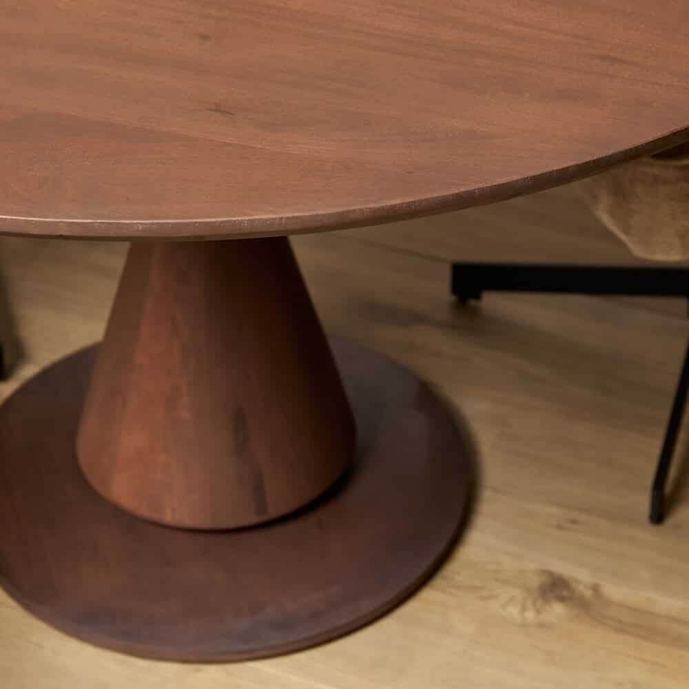 Elegante houten eettafel met centrale basis, passend in modern of klassiek interieur, gemaakt van hoogwaardige massief hout voor duurzaamheid en stijl.