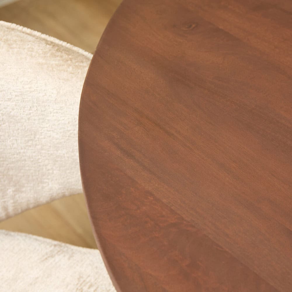 Elegante houten tafel met glad afgewerkte oppervlaktetextuur, perfect voor moderne woonruimtes.