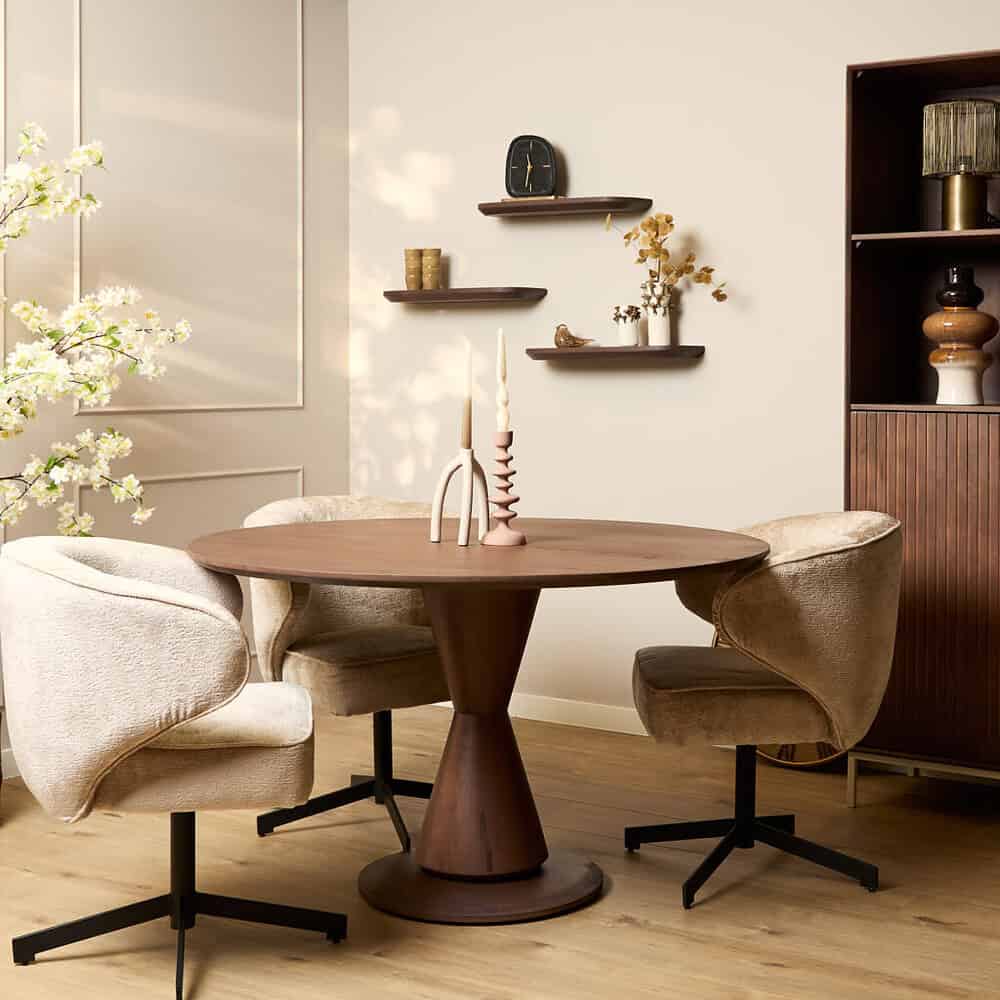 Strak houten eettafel met 2 beige fluwelen stoelen, modern interieur met wandplanken en decoratieve vazen, natuurlijke kleuren en designs, Scandinavisch meubelontwerp, elegante en functionele woonkamersetting.