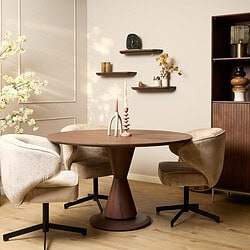 Strak houten eettafel met 2 beige fluwelen stoelen, modern interieur met wandplanken en decoratieve vazen, natuurlijke kleuren en designs, Scandinavisch meubelontwerp, elegante en functionele woonkamersetting.