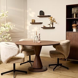 Elegante houten diningtafel met drie comfortabele gestoffeerde stoelen in een modern interieur. Perfect voor gezellige maaltijden en stijlvolle woonkamers.