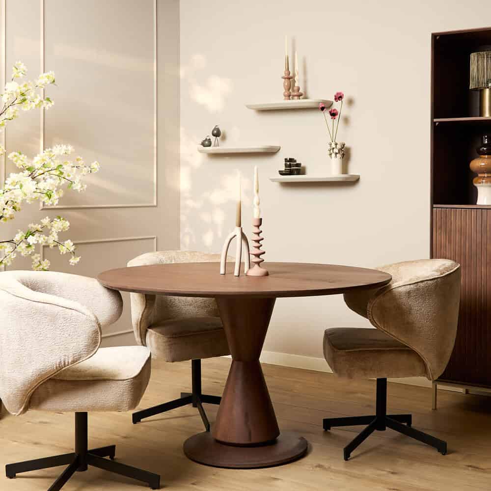 Moderne ronde houten eettafel met eigentijdse design stoelen, perfect voor elk interieur, gecreëerd door Mokana Meubelen, elegante en functionele meubeloplossingen voor jouw woonkamer of eetkamer.