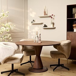 Moderne ronde houten eettafel met eigentijdse design stoelen, perfect voor elk interieur, gecreëerd door Mokana Meubelen, elegante en functionele meubeloplossingen voor jouw woonkamer of eetkamer.