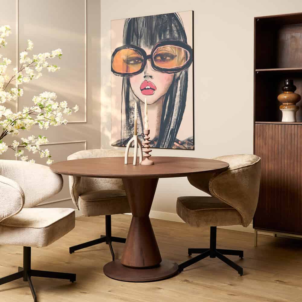 Moderne eettafel van massief hout met bijpassende comfortabele eetstoelen, stijlvolle woonkamer inrichting, zachte kleuren en trendy accessoires met exclusieve Mokana meubeldesigns.
