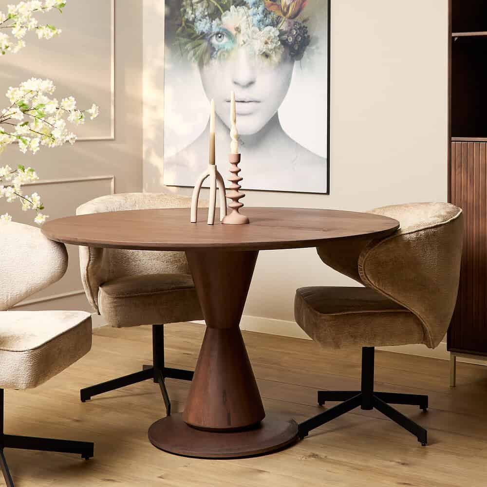 Stijlvolle houten eettafel met moderne draaistoelen in een elegant interieur, perfect voor gezellige maaltijden en bijeenkomsten, met sfeervolle decoratie en kunstzinnige muurkunst.