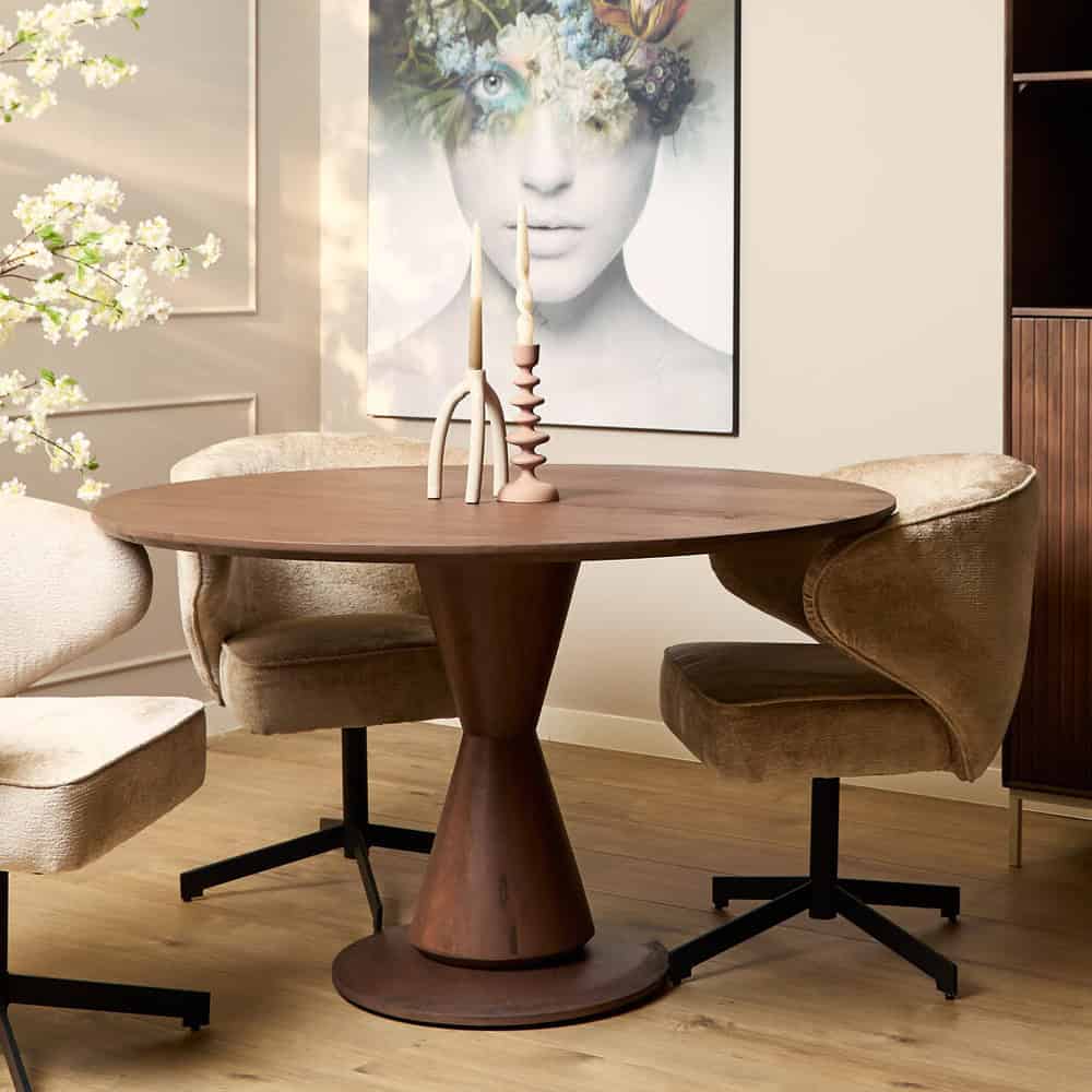 Houten eettafel van Mokana Meubelen met zachte velvet stoelen en moderne decoratie in een interieur setting.