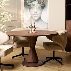 Houten eettafel van Mokana Meubelen met zachte velvet stoelen en moderne decoratie in een interieur setting.