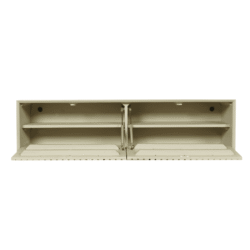 Eenvoudige beige houten muurkast met twee scharnierende deuren en verstelbare planken voor opbergruimte in de woonkamer of keuken.