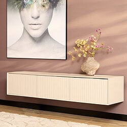 Strakke witte wandmeubel van Mokana Meubelen met verticale lamellen, geplaatst onder een moderne kunstprint en versierd met een bloemenvase, ideaal voor eigentijdse woonruimtes.