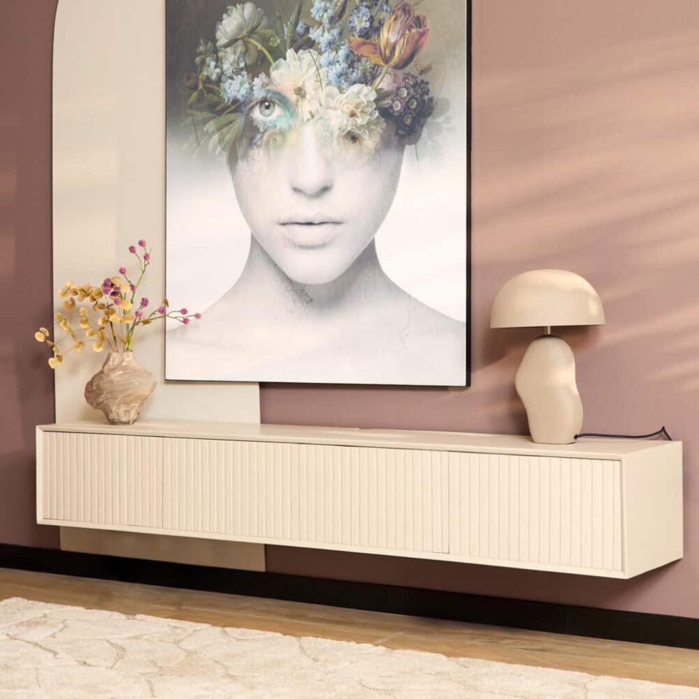 Gesloten witte wandmeubel van Mokana Meubelen met modern design en praktische opbergruimte, perfect voor woonkamer of hal.