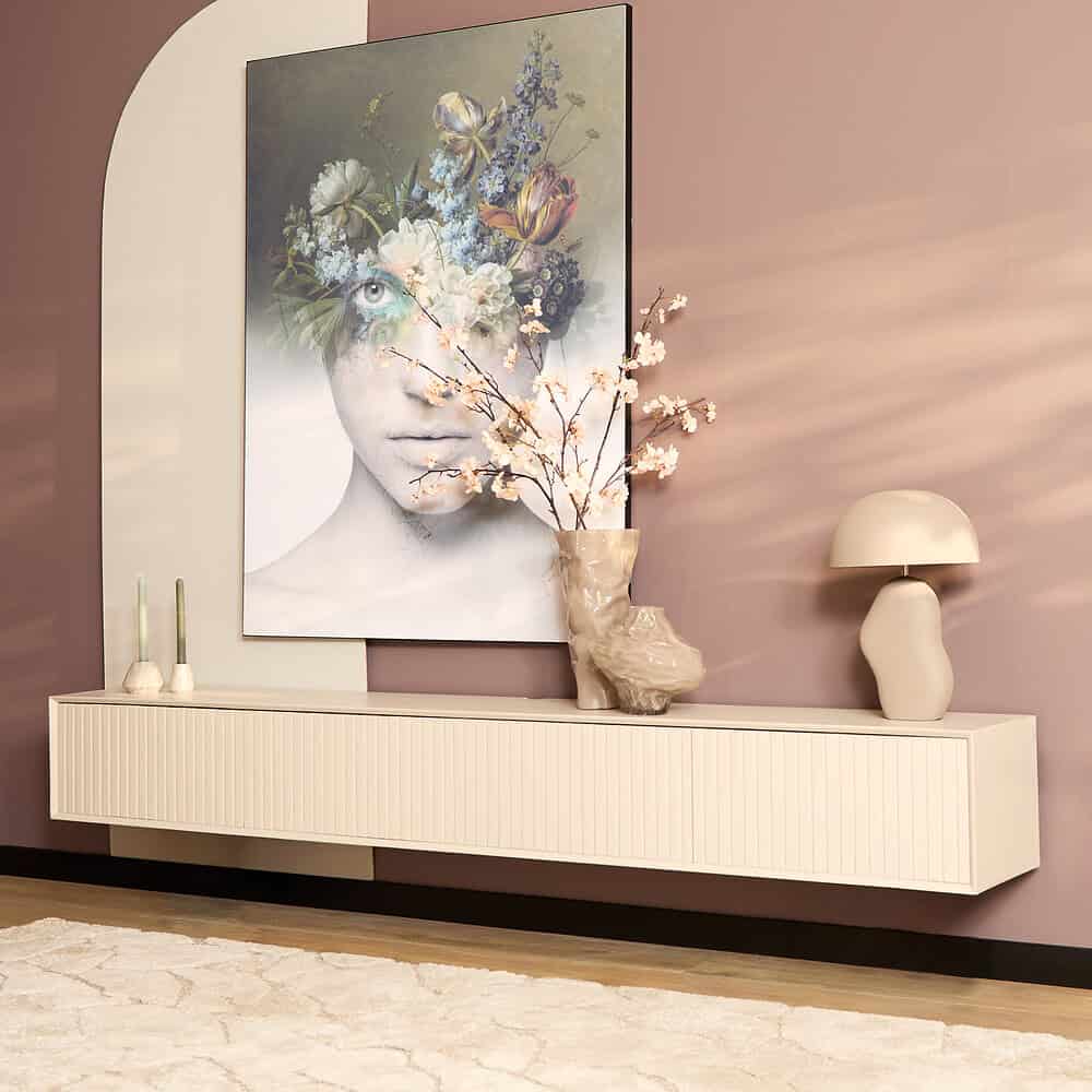 Modern witte wandplank met decoratieve vazen en hoedlamp in een trendy interieurstijl.