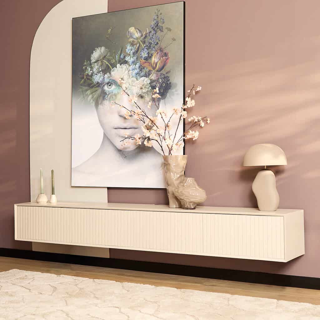 Modern witte wandplank met decoratieve vazen en hoedlamp in een trendy interieurstijl.