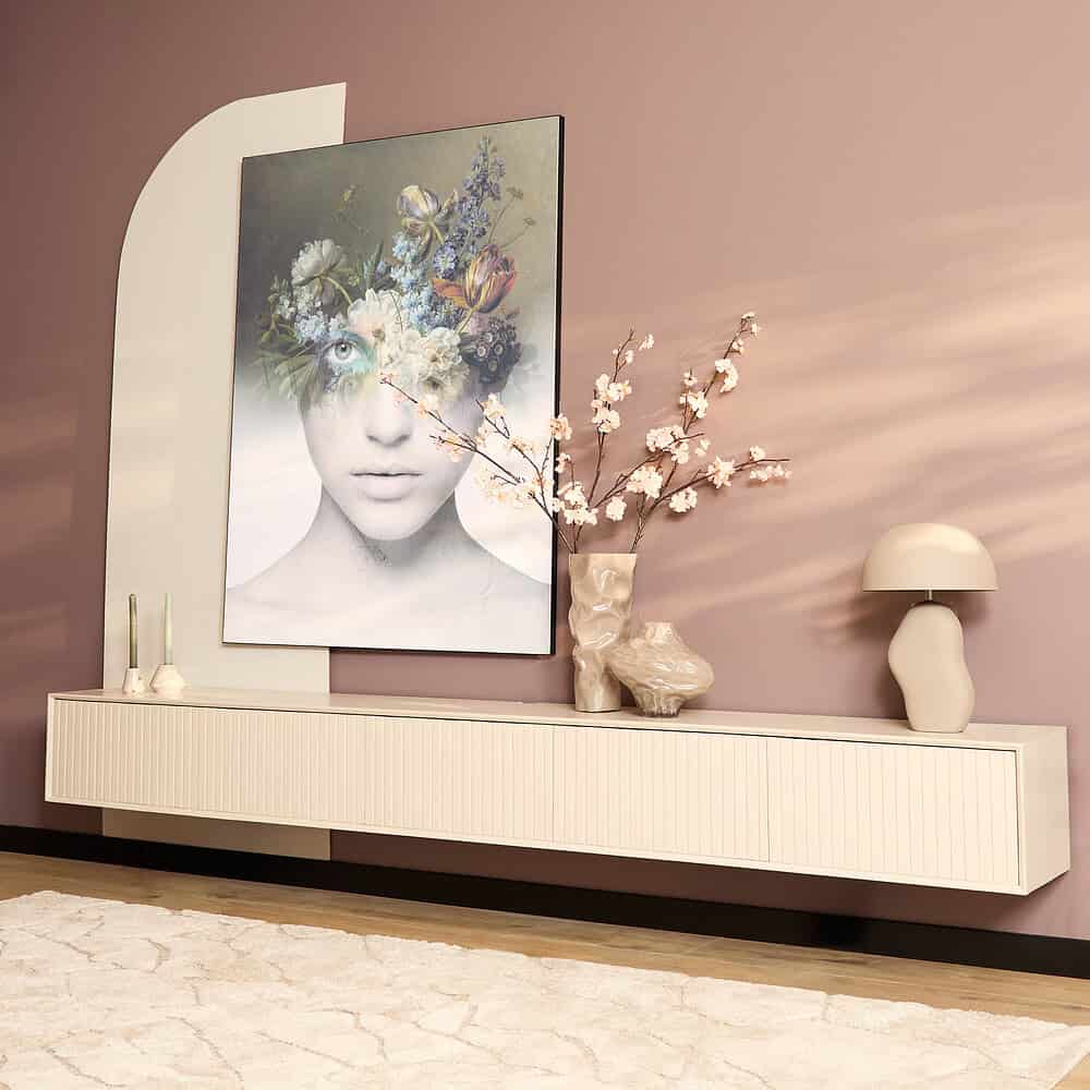 Moderne witte wandkast in een stijlvolle woonkamer met bloemenvazen en kunstwerk, perfect voor accentmeubels en opbergoplossingen, ontworpen door Mokana Meubelen.