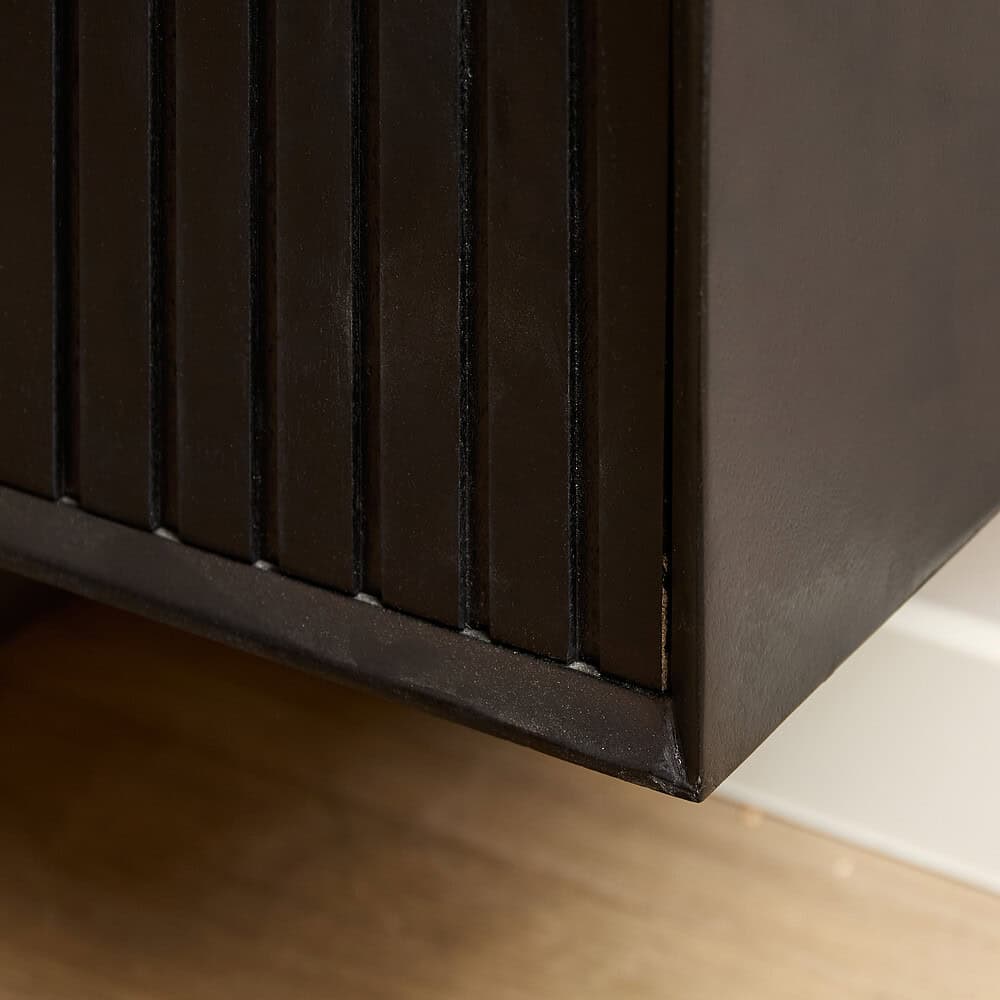 Vintage houten meubel met strakke afwerking en natuurlijke uitstraling, perfect voor een modern of industrieel interieur.
