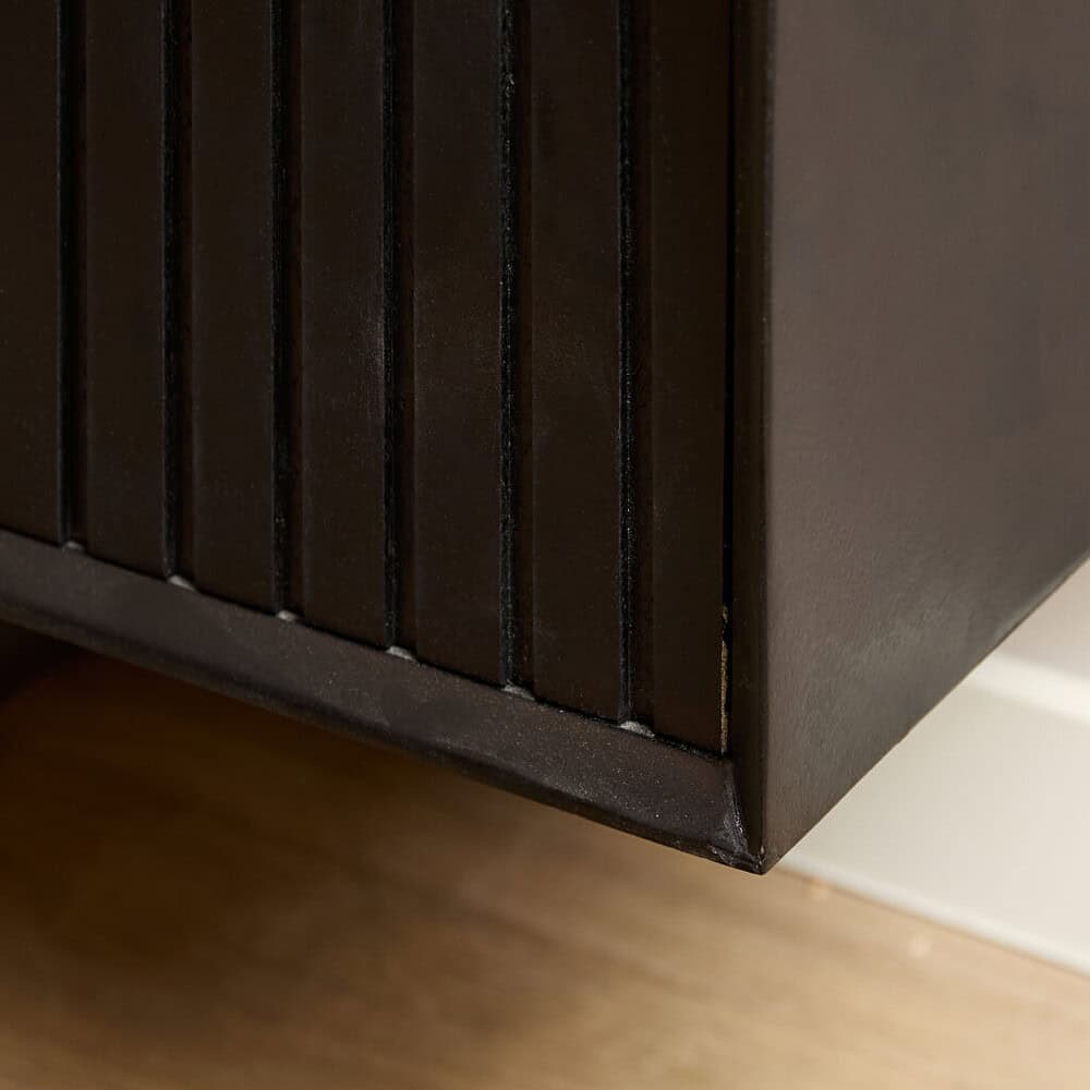 Rustieke zwarte houten meubel met verticale lamellen, modern industrieel design, hoge kwaliteit afwerking, perfect voor woon- of kantoorinterieur.