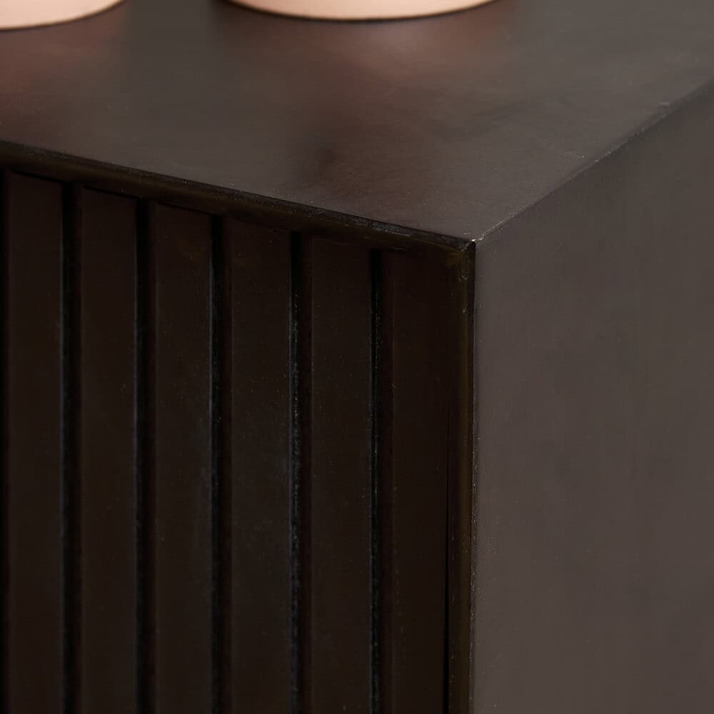 Elegante houten meubelstuk met verticale lamellen en een donkere afwerking, perfect voor modern interieurdesign.