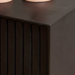 Elegante houten meubelstuk met verticale lamellen en een donkere afwerking, perfect voor modern interieurdesign.