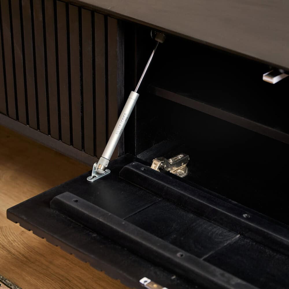 Stijlvolle houten meubel met soft-close lade en gasveer voor soepele sluiting, ontworpen door Mokana Meubelen. Ideaal voor een moderne en functionele woonruimte.