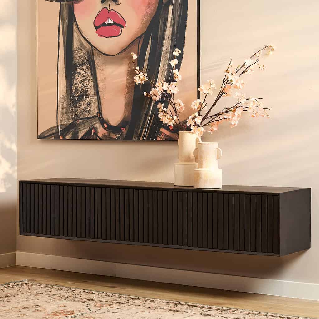 Sfeervolle zwarte wandkast met geribbelde deuren, perfect voor moderne interieurs en opbergen.