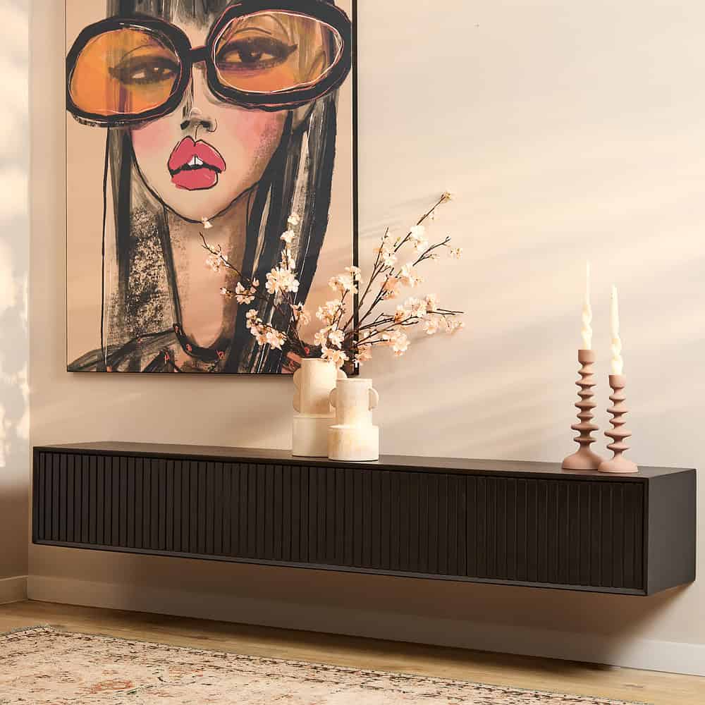 Lage un panelen wandmeubel van Mokana Meubelen met een strakke, zwarte afwerking, decoratief met keramieken vazen en sfeervolle kaarsen, perfect voor een modern interieur.