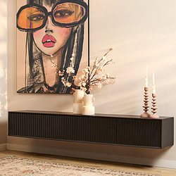 Lage un panelen wandmeubel van Mokana Meubelen met een strakke, zwarte afwerking, decoratief met keramieken vazen en sfeervolle kaarsen, perfect voor een modern interieur.