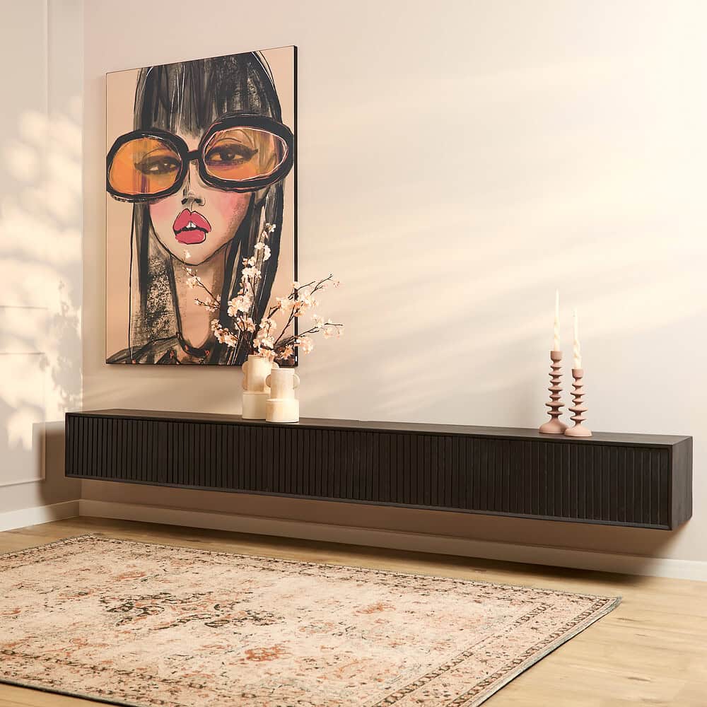Elegante zwarte wandmeubel van Mokana Meubelen, perfect voor modern interieur en opbergen van woonaccessoires.